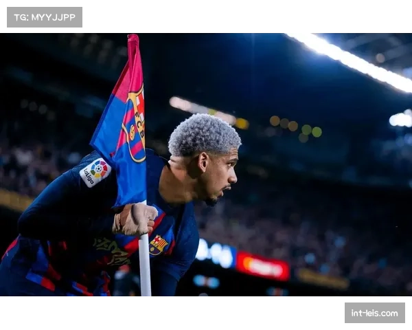 官方：巴萨后卫阿劳霍训练中腿筋受伤，预计缺席三周